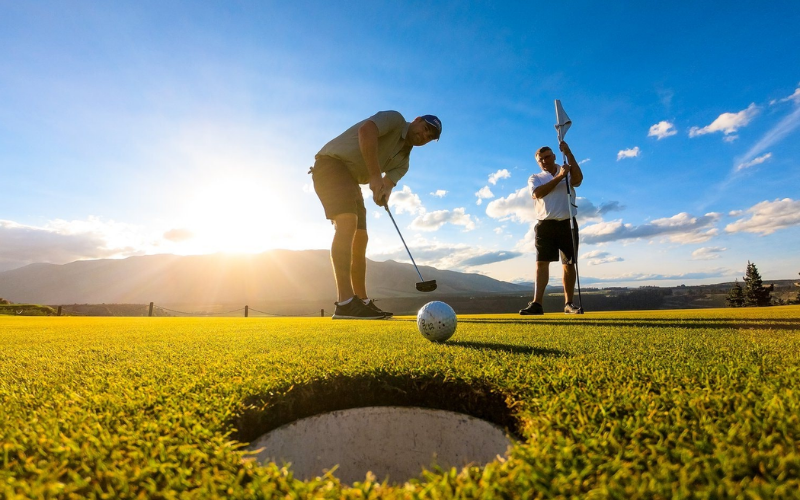 Luật phạt gậy trong golf là gì? Các tình huống cần tránh