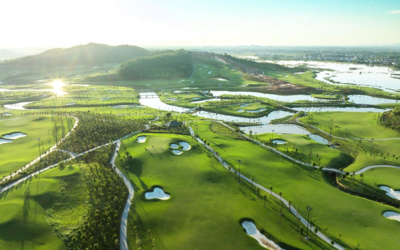 Sân golf Đồi Ngô Lục Nam Bắc Giang: Địa hình, bảng giá và kinh nghiệm chơi